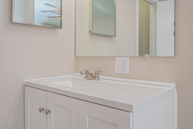 Building Photo - Charming Florida Cottage in the Heart of F...