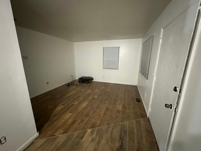 Primary Photo - 2529 W Riverview Ave