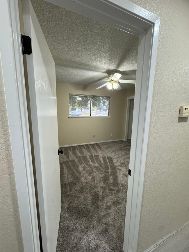 Building Photo - 497 E North Way