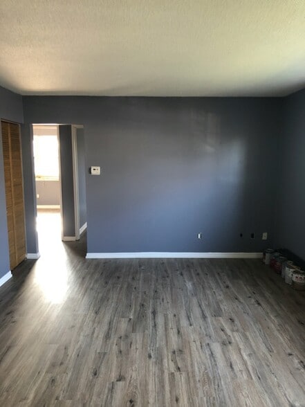 Building Photo - 1120 E 6th St