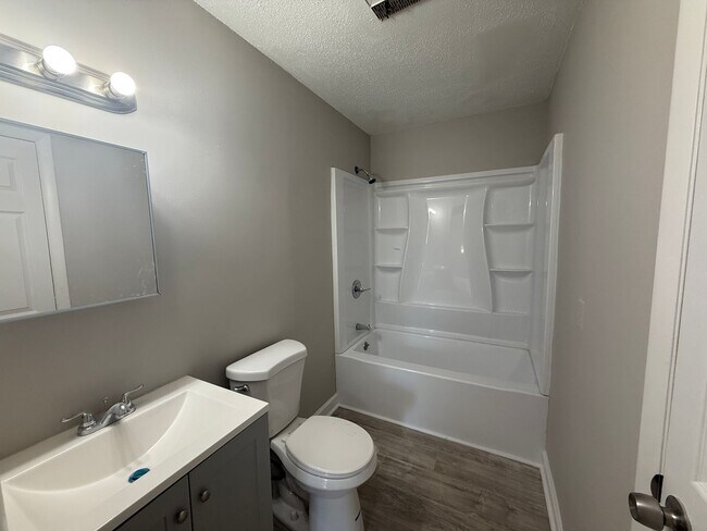 Building Photo - Richland Apartments Building F