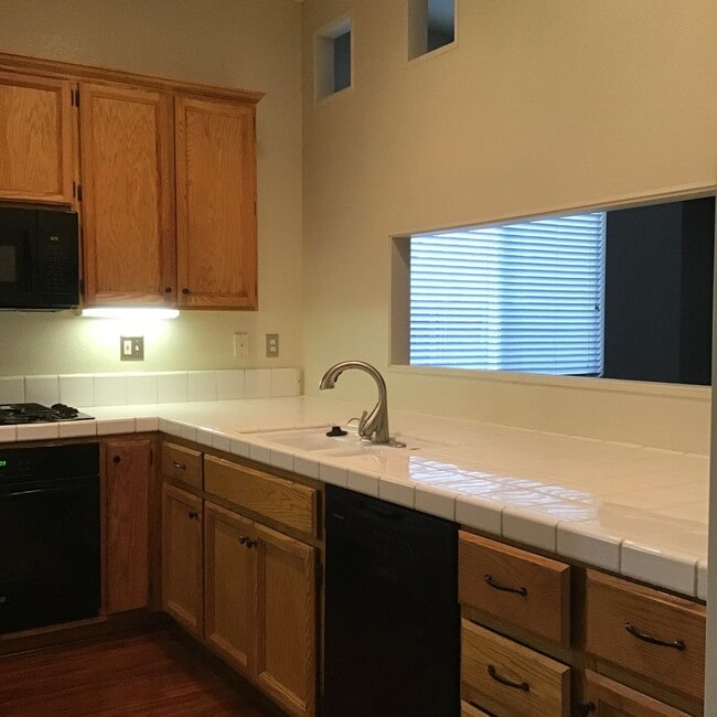 Building Photo - Woodcreek Oaks area home with pool