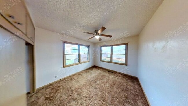 Building Photo - Large yard 3/1 just of Douglas!