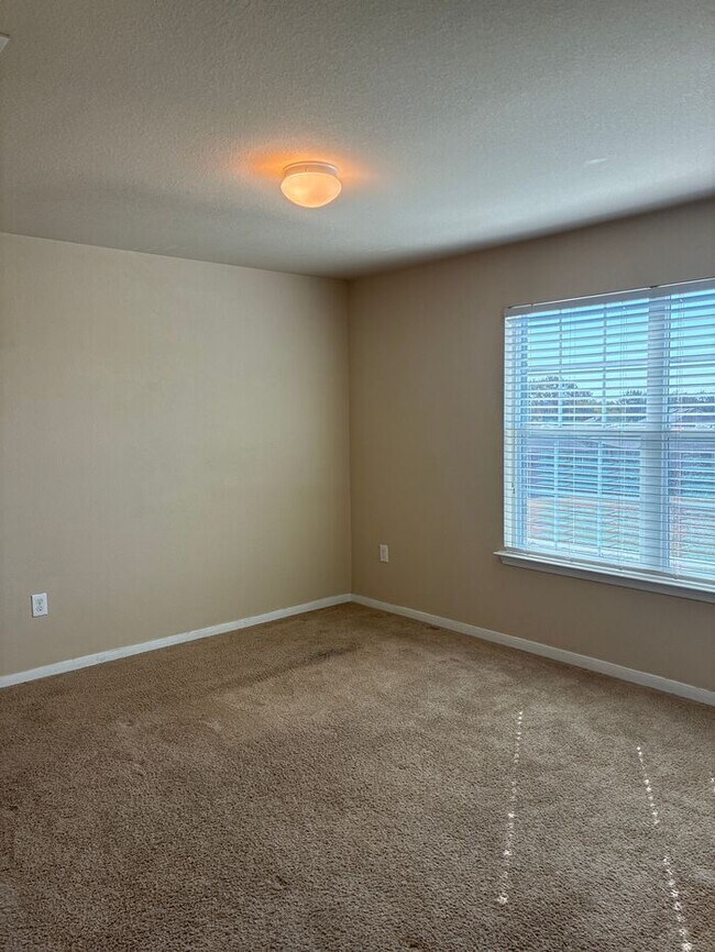 Building Photo - **Move-In Bonus! $500 Amazon Gift Card with 12-Month Lease at Current Rent**