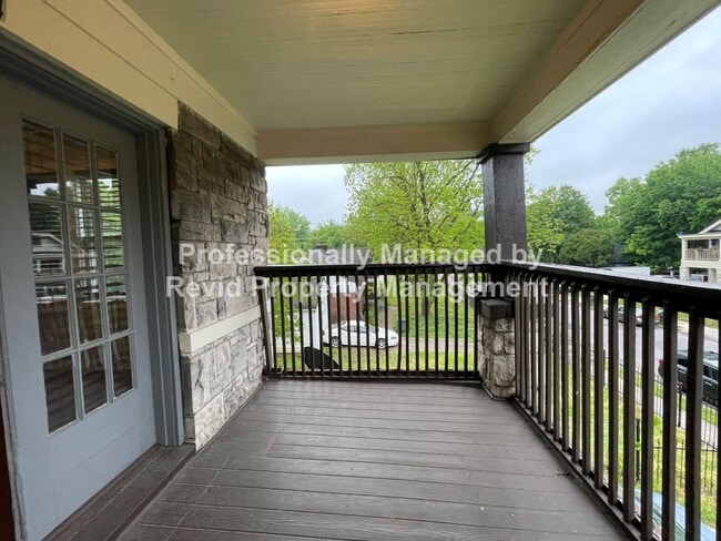 Building Photo - Great 2 Bedroom with large balcony!