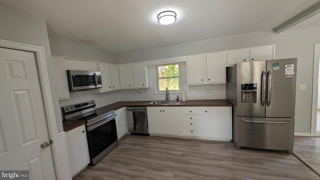 Building Photo - 922 Petinot Pl