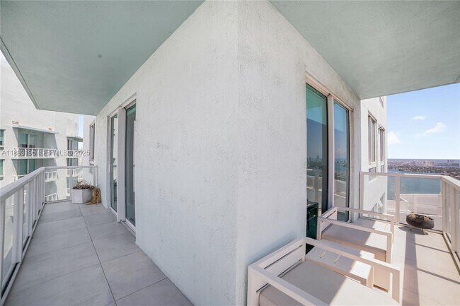 Building Photo - 1900 N Bayshore Dr