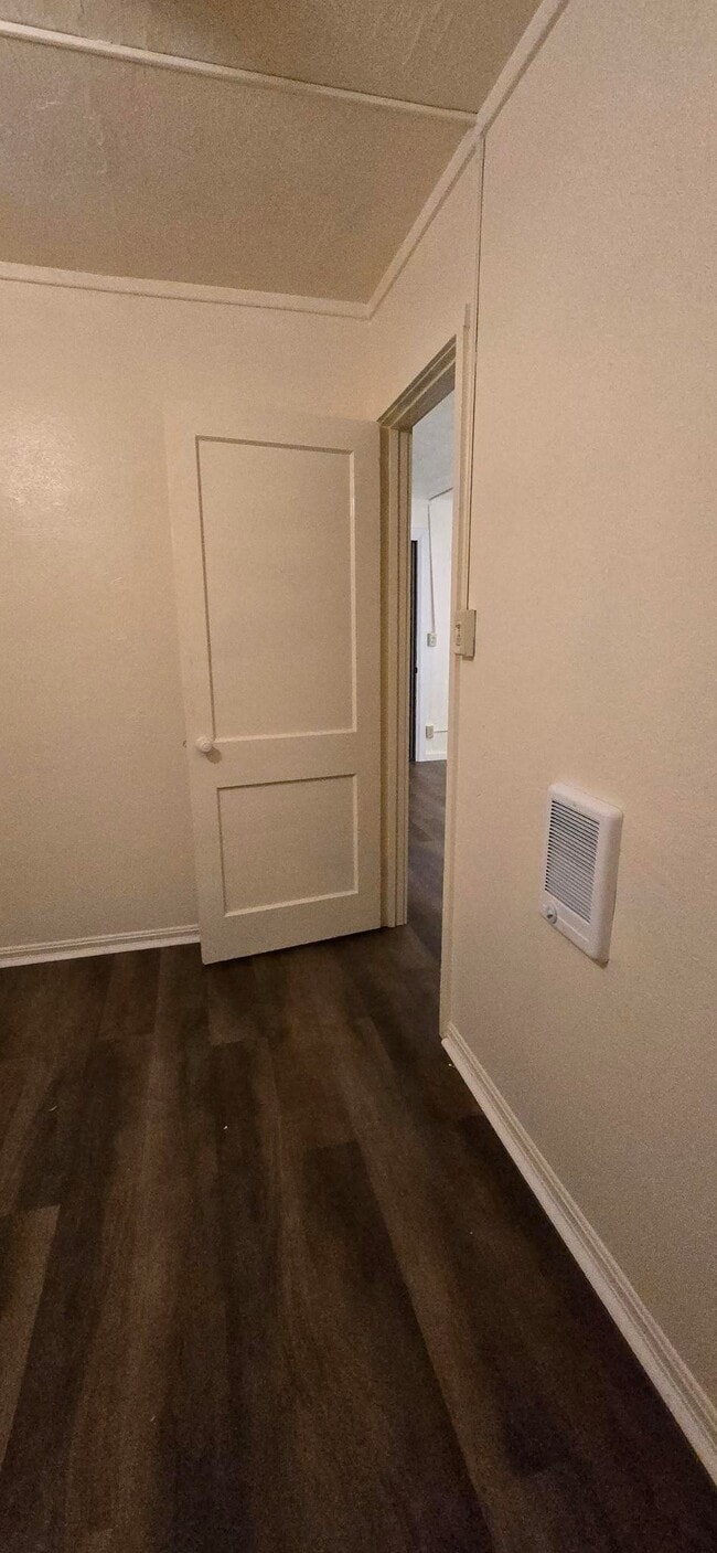 Building Photo - 405 W Oak St