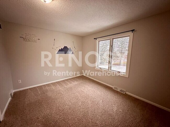Building Photo - 5 Bedroom 3 Bathroom Single Family Home in Burnsville