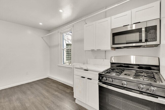 Building Photo - 810 Otis Pl NW