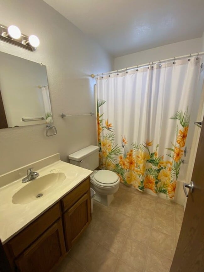 Building Photo - QUAINT, CUTE, 2BR CONDO; Covered Parking; ...