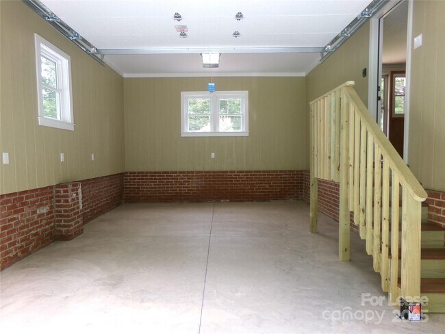 Building Photo - 1441 Gold Hill Rd E