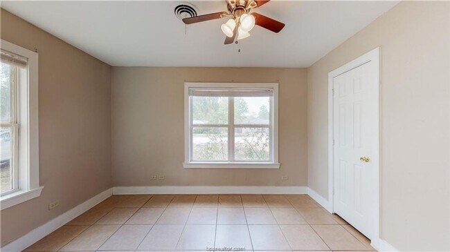 Building Photo - HUGE 4/4 in Eastgate!!