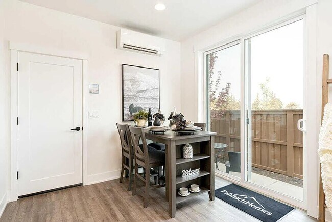 Building Photo - Eastside townhome in the desirable Petrosa neighborhood