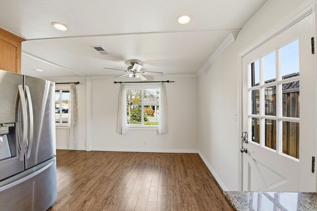 Building Photo - Sunning 3BD/3BA w/Bonus Room and Private Yard