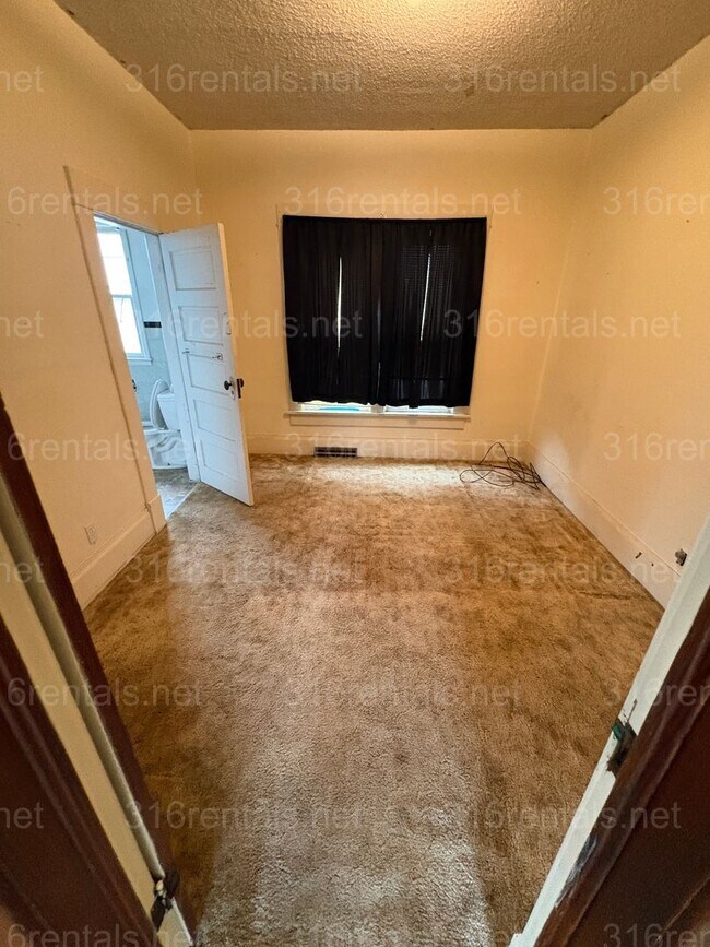 Building Photo - $875 - 3 bed 1 bath - Single Family Home