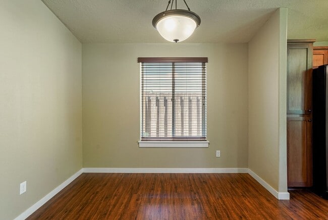 Building Photo - Well-Kept 3 bed, 2 bath home in South Salem