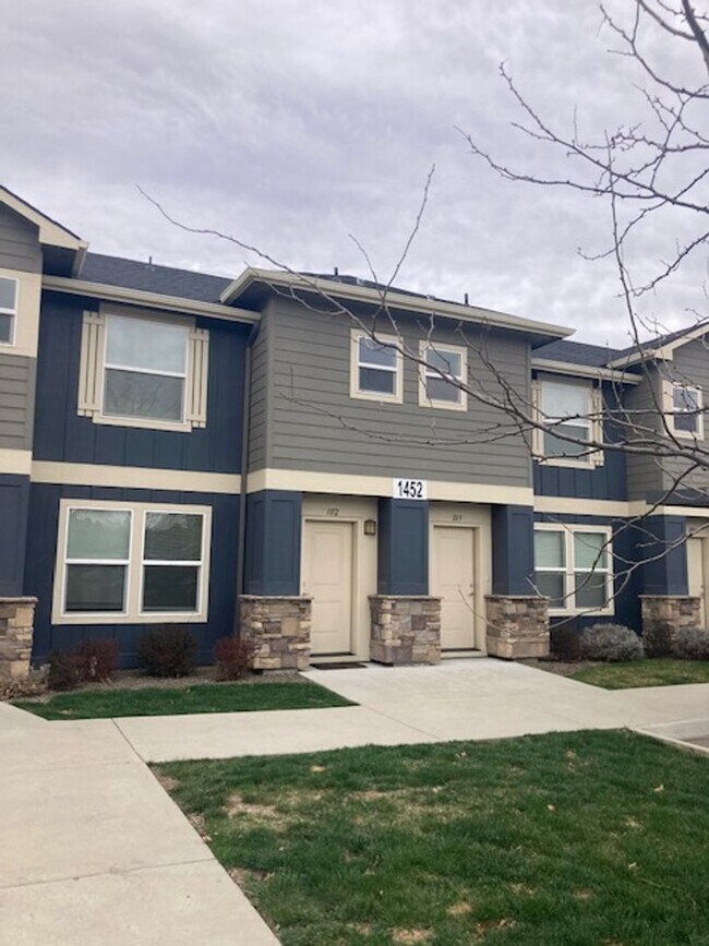 Building Photo - AB1452