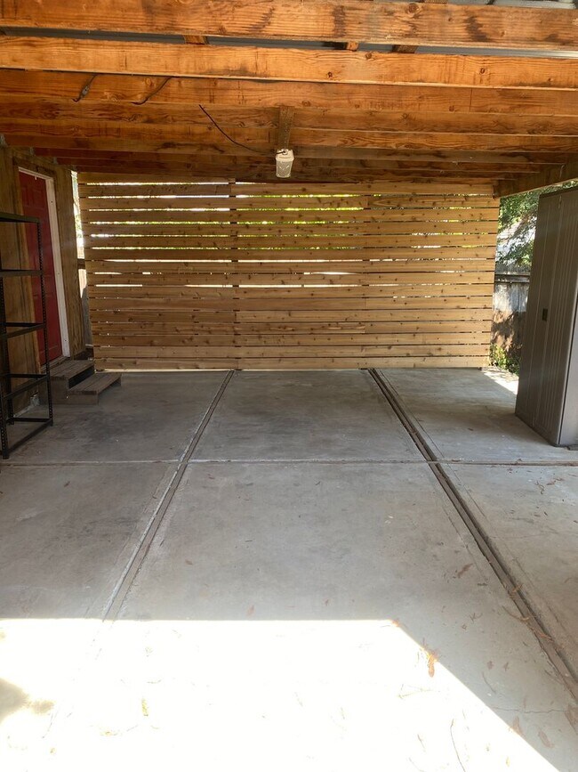 Building Photo - Charming 2 bedroom, 1 bathroom house with ...