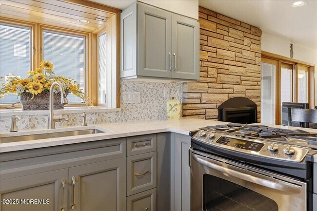 Building Photo - 8 Ortley Ave