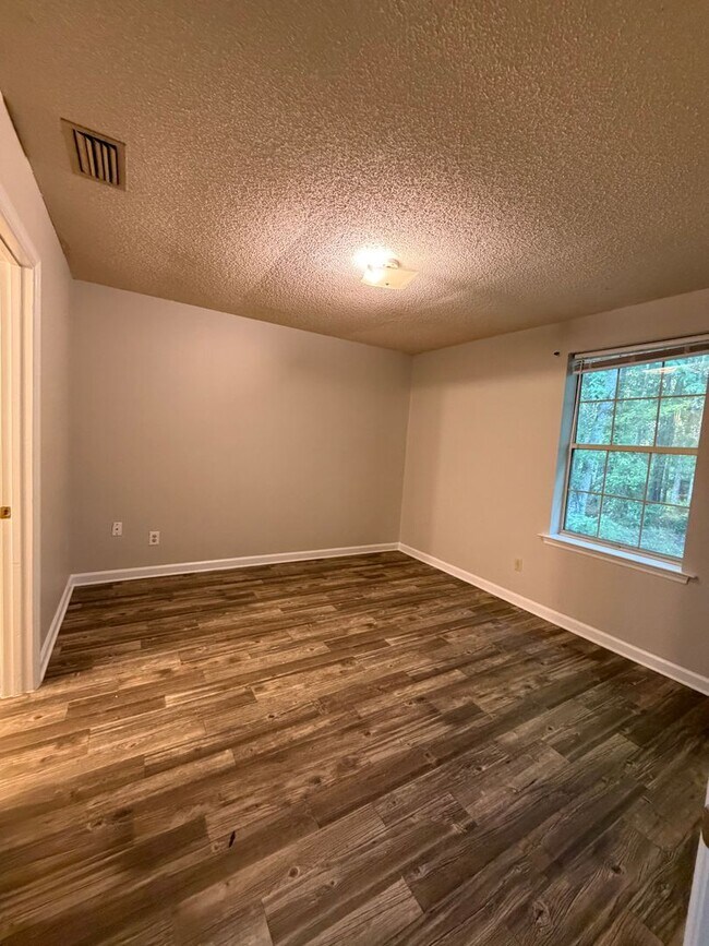 Building Photo - 302 Admiral's Walk Dr