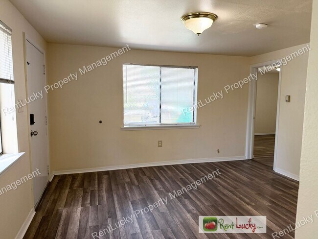Building Photo - Cute and Remodeled 2-Bedroom Duplex in Great Seattle Location!