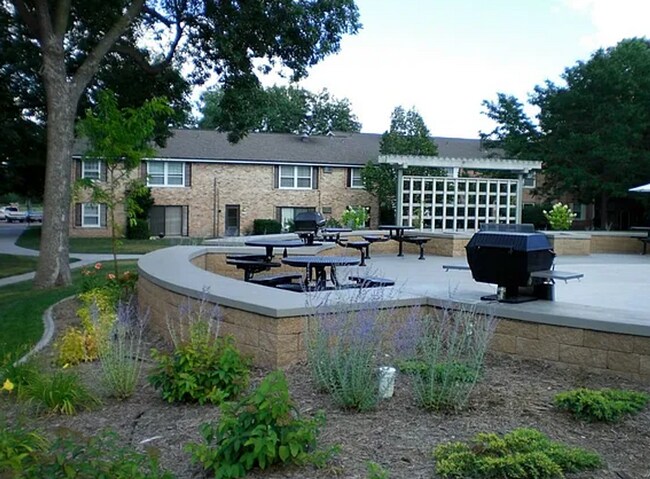 Building Photo - 1 Bedroom Recent Renovation in Hopkins