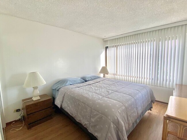 Building Photo - Four Paddle Condominium in Waikiki