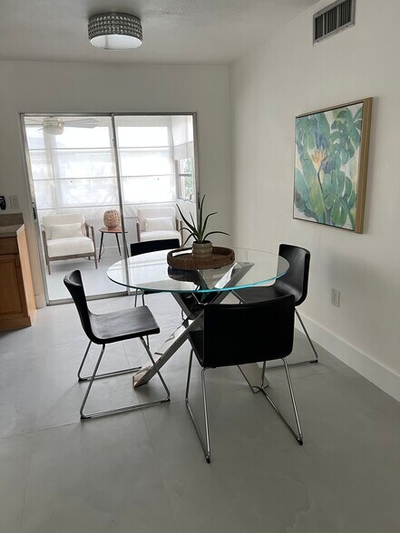 Dining area - 4158 Tamiami Trl