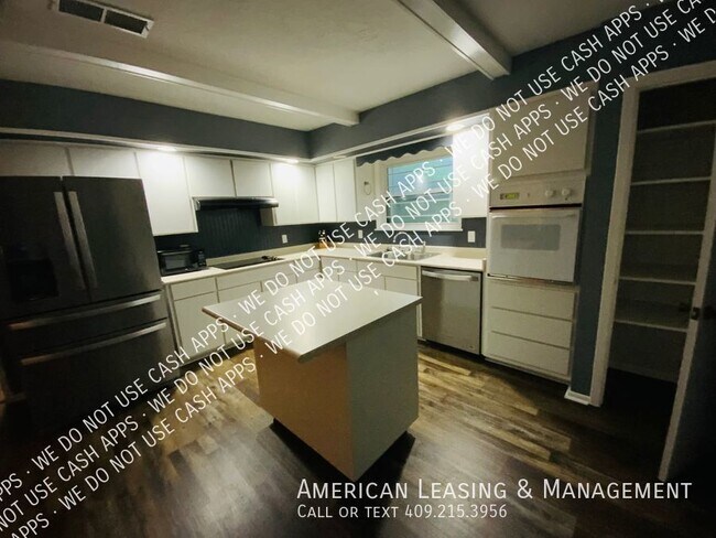 Building Photo - Perfect Home for anyone looking for a blen...