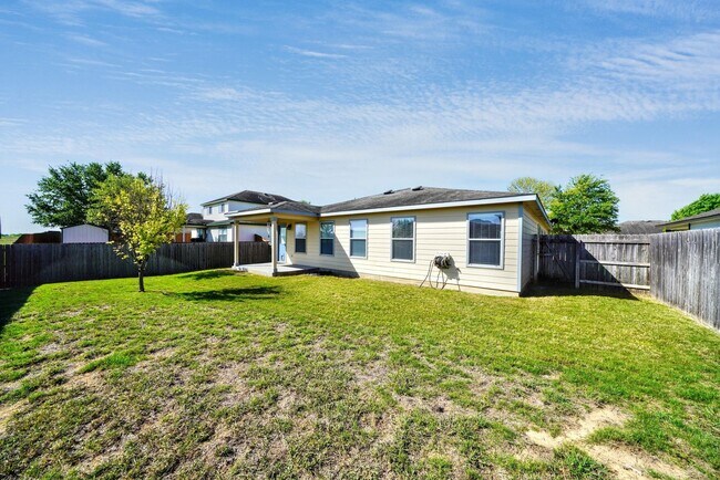 Building Photo - Beautiful home in the desirable Trails of Kensington Ranch, Schertz, TX - Realtor Commission: $500