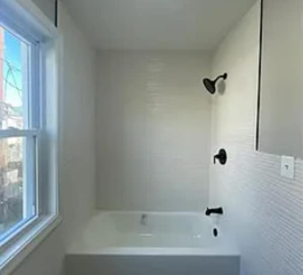 Building Photo - 5 Bedrooms 2 Bathroom Home