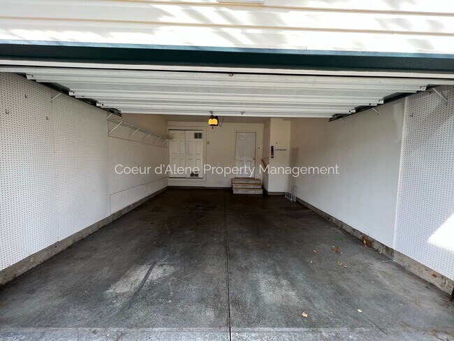 Building Photo - 2 bed townhouse in gated community w/ River access!