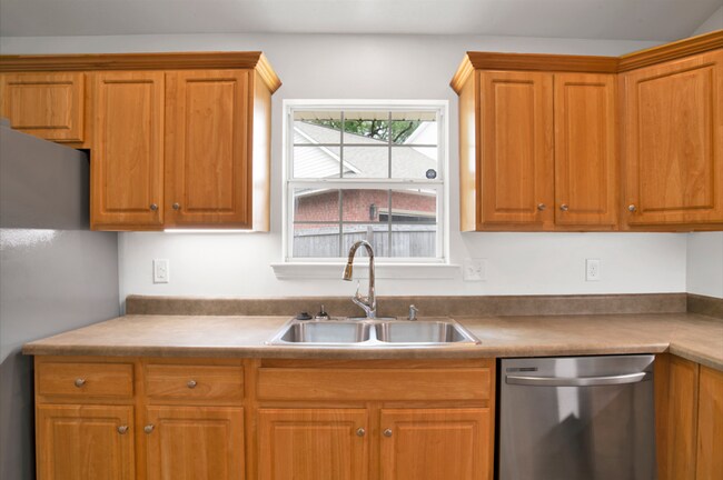 Building Photo - 3 Bedroom Scenic Heights Home