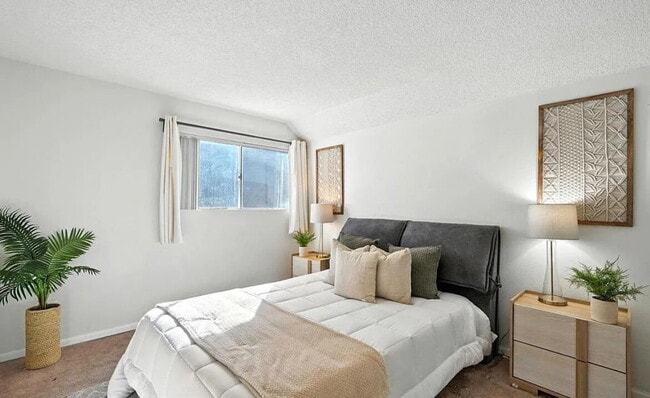 Building Photo - This 1-bedroom, 1-bathroom unit offers an ideal blend of comfort, convenience, and community