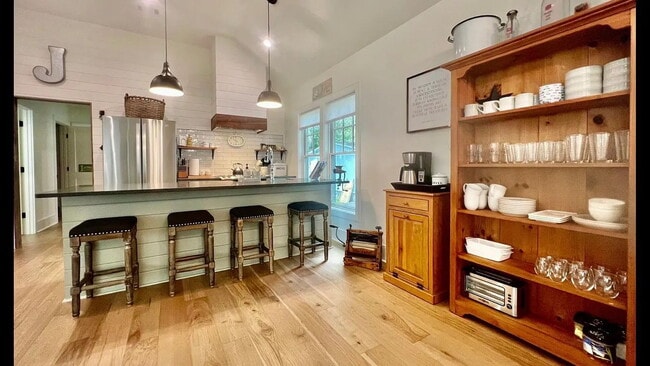 Building Photo - Low Country Cottage located in the Heart o...