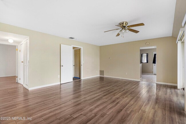 Building Photo - 17 Clinton Ct S