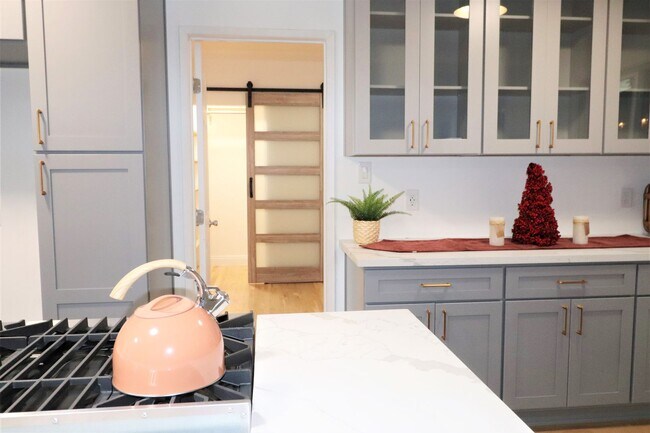 Building Photo - 1230 N Hollywood Way