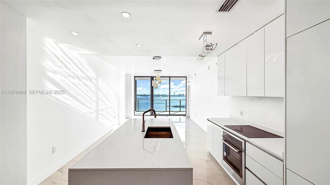 Building Photo - 700 NE 24th St