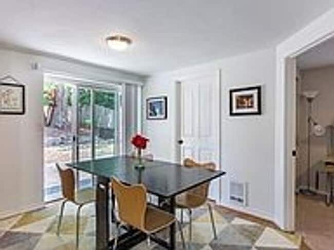 Building Photo - Tastefully Updated 3bd 1 bath home with la...