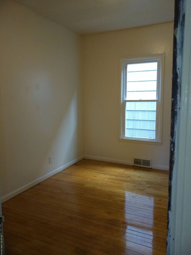 Building Photo - Bright Flat Includes Garage, Near Food Co-...
