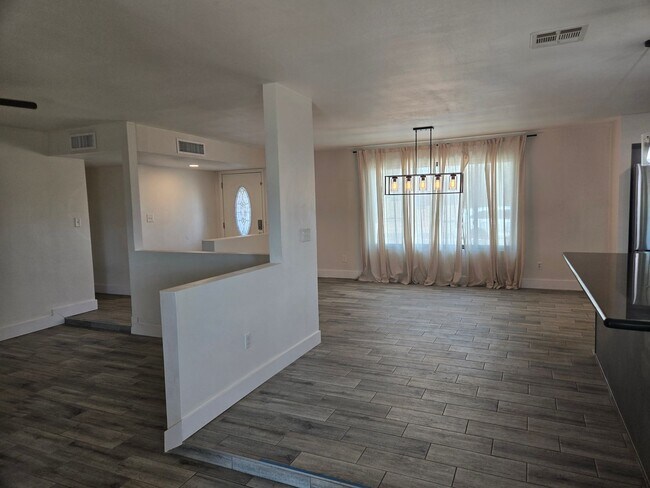 Building Photo - Coming Soon! ?Beautiful 4 bed, 2 bath Home, NO HOA! (Available 05/15/26)