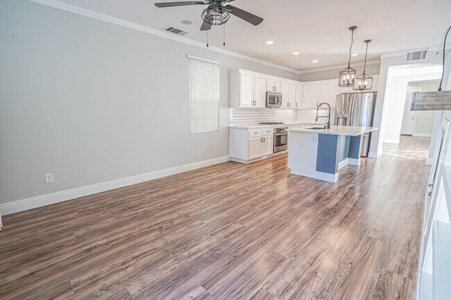 Building Photo - COMING SOON! Bridgeport 4 Bedroom Home for Rent in Valencia!