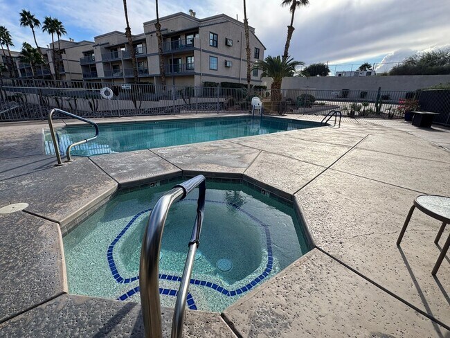 Building Photo - Riverfront 2BR Condo Great Views, Luxury Furnished incl UTILITIES