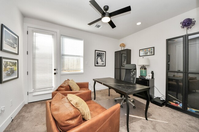 Building Photo - 3905 B Pinemont Dr