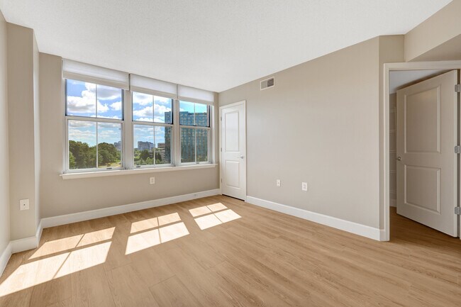 Building Photo - 11800 Sunset Hills Rd