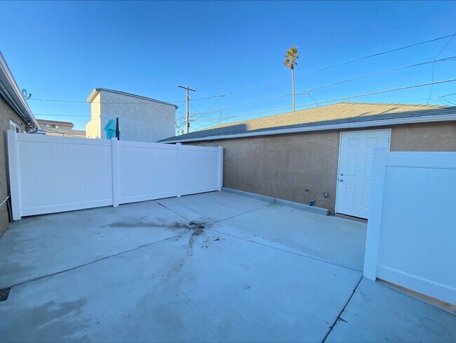 Building Photo - 1 Block from the Beach! Apartment Home in Ocean Beach! Private Garage! Private Patio!