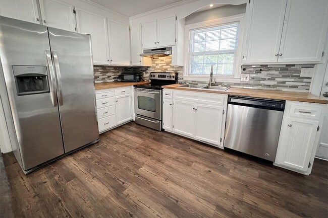 Building Photo - Beautifully Updated Home Near Wrightsville Beach & Mayfaire - Pet Friendly!