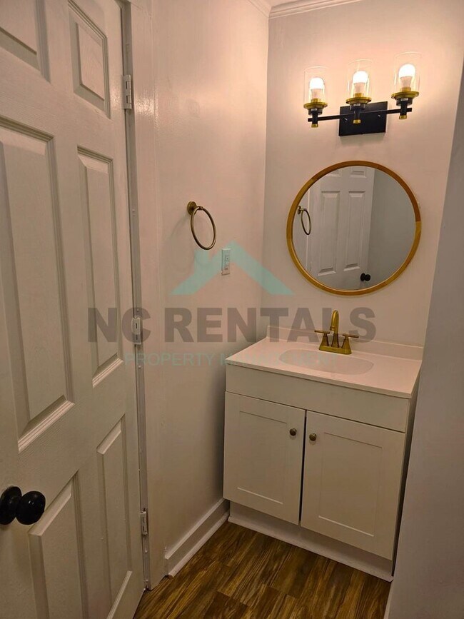 Building Photo - 427 Matthews St