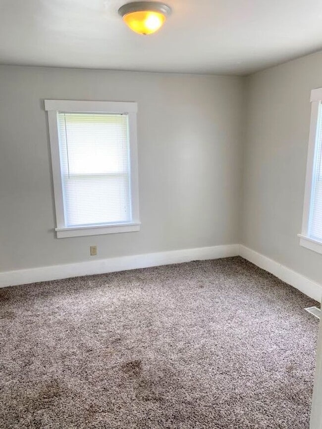 Building Photo - 2 Bedroom Bungalow Home